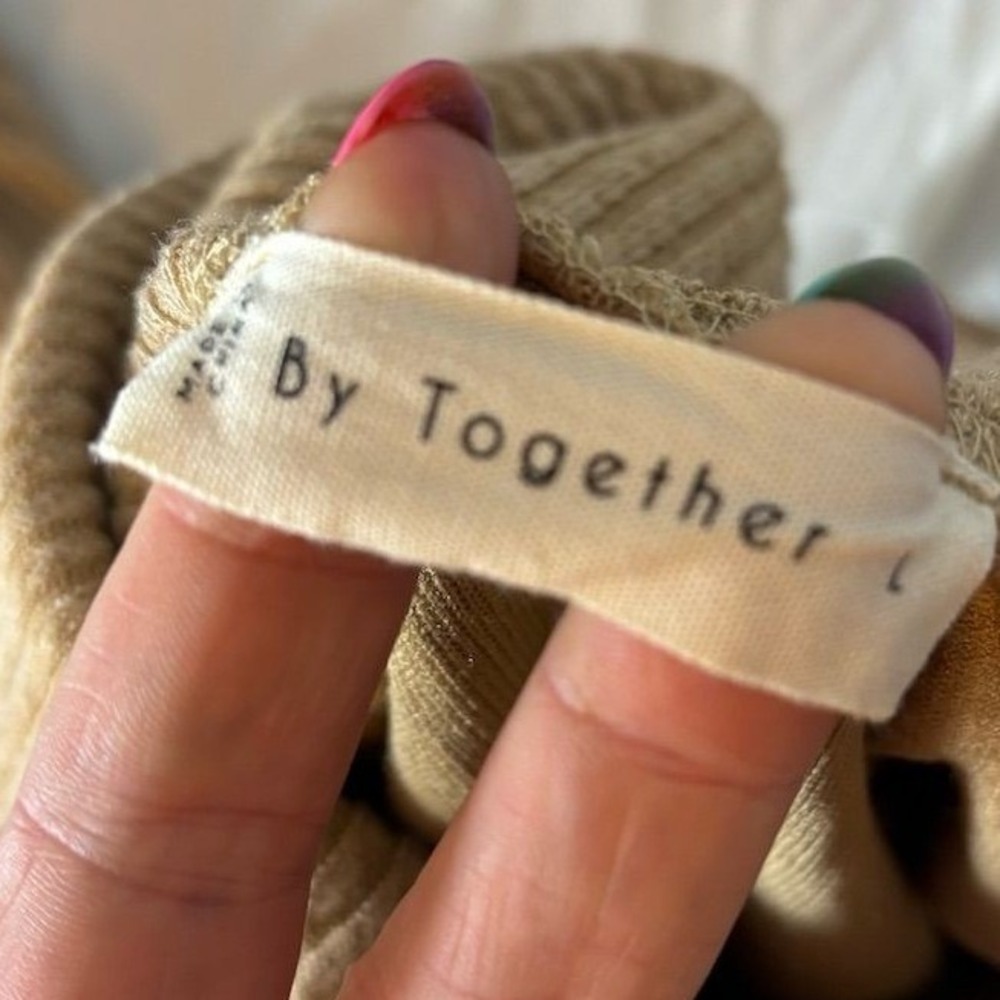 By Together Tan Ribbed Turtleneck Balloon Sleeve Cropped Sweater L5134 Large - Picture 4 of 5